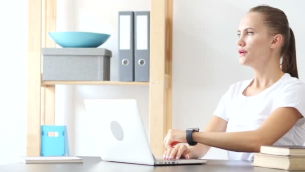 Attendre femme regarder le temps sur le poignet regarder au travail dans le bureau — Video