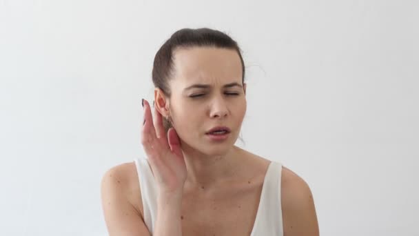 Frau hört aufmerksam zu, Hand aufs Ohr — Stockvideo