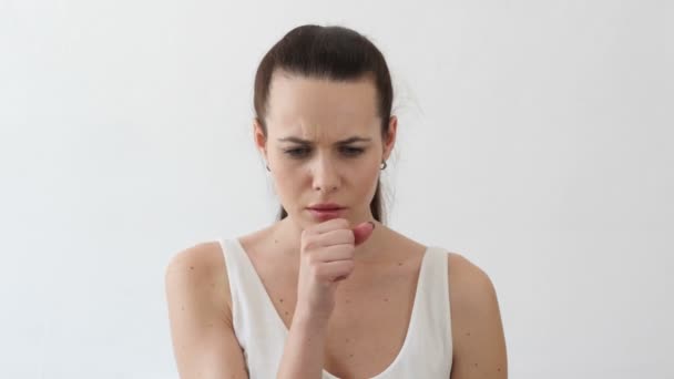 Hoesten, zieke jonge vrouw hoesten, keel infectie, portret — Stockvideo
