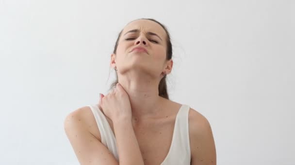 Mujer cansada relajándose los músculos del cuello en el trabajo, retrato — Vídeo de stock