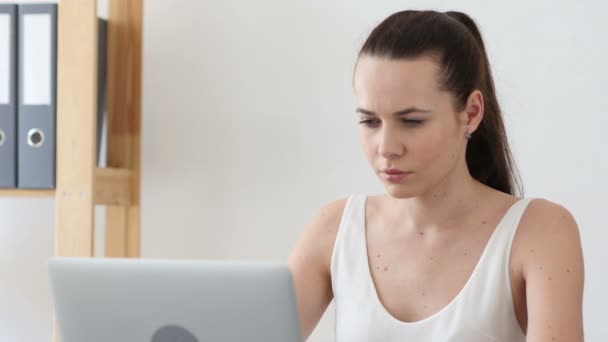 Розслабтеся Творча жінка, що працює на ноутбуці, онлайн — стокове відео