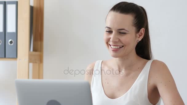Онлайн VIdeo чат на ноутбуці від жінки на роботі в офісі — стокове відео