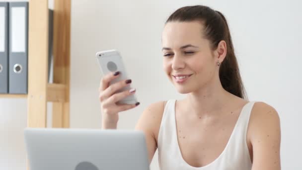 Mulher usando aplicativos de smartphone no trabalho no escritório — Vídeo de Stock