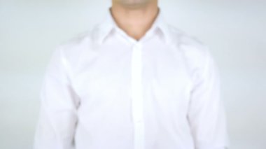 Vergi kesilmiş, cam üzerinde yazılı adam