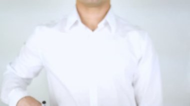 Sanatçı, adam cam üzerine yazma