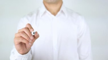Başını dik, adam camın üzerine yazmaya devam