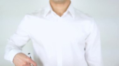 Online mağaza, adam cam üzerine yazma