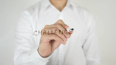 Meydan, camın üzerine yazılmış