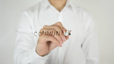 Topluluk, camın üzerine yazılmış