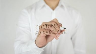 Müşteri deneyimi, camın üzerine yazılmış