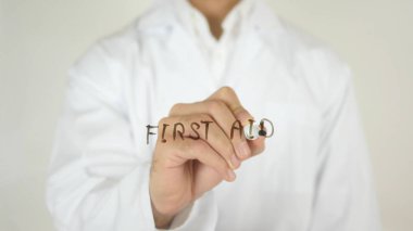 İlk yardım, camın üzerine yazılmış