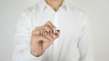 Eve, camın üzerine yazılmış