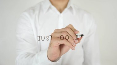 Dediğimi yap, camın üzerine yazılmış