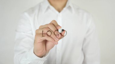 Logo, camın üzerine yazılmış