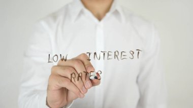 Düşük faiz oranları, camın üzerine yazılmış