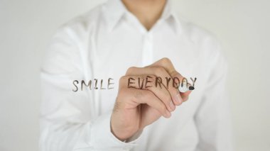 Gülümseme her gün, camın üzerine yazılmış