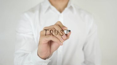 Güven, camın üzerine yazılmış