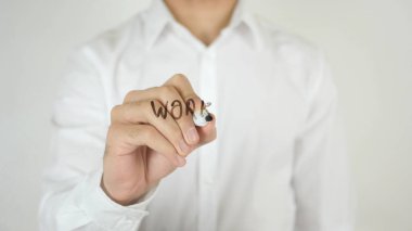 İş, camın üzerine yazılmış