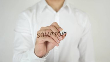 Çözüm, camın üzerine yazılmış