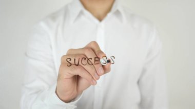 Başarı, camın üzerine yazılmış