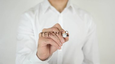 Öğretmen, camın üzerine yazılmış