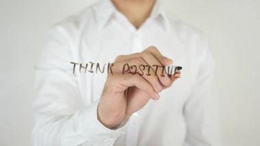 Cam üzerine yazılmış olumlu, düşünüyorum