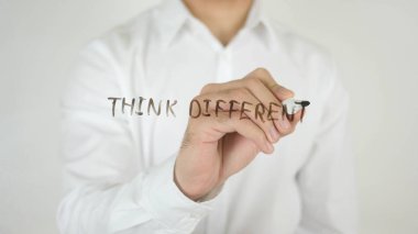 Cam üzerine yazılmış farklı düşünüyorum