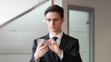 Smartphone cep telefonu ile Office metin yazarak işadamı