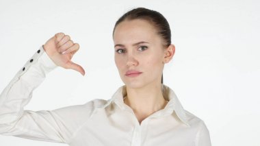 Başparmak aşağı kadın, beyaz arka plan