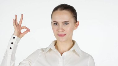 Kadın, beyaz arka plan tarafından iyi jest