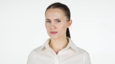 Kadın başını sallayarak, hayır cevaptır