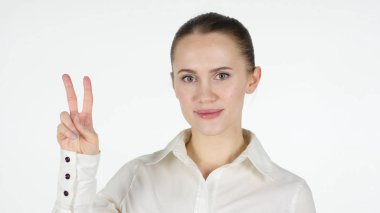 Zafer işareti kadın, beyaz arka plan