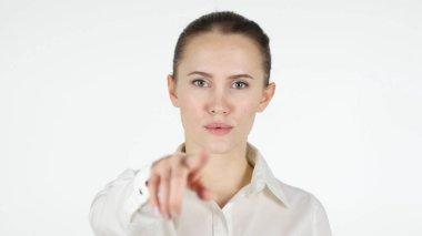 Kameraya, beyaz arka plan işaret eden kadın