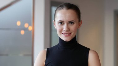 Ofiste gülümseyen kadın portresi