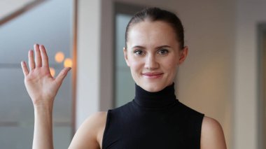 Merhaba, el sallayarak kadın