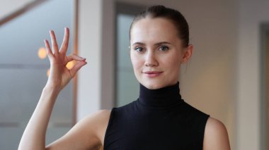 Kadın ofiste Tamam işareti