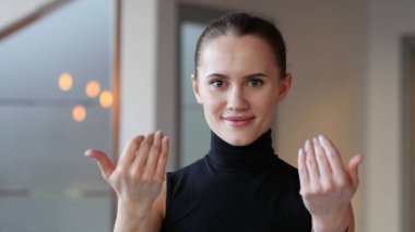 Jest kadın ofiste tarafından davet