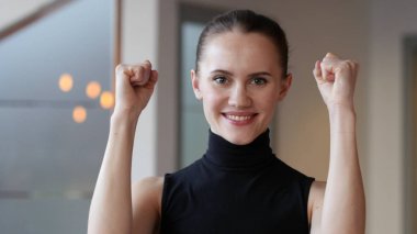 Heyecanlı kadın başarı kutluyor