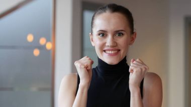 Office, sonuçlarına heyecanlı hayran kadın