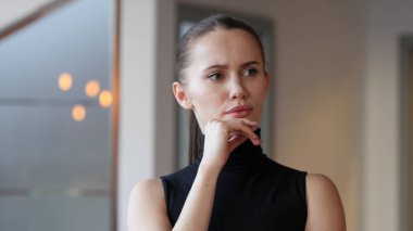 düşünme kadın ofiste