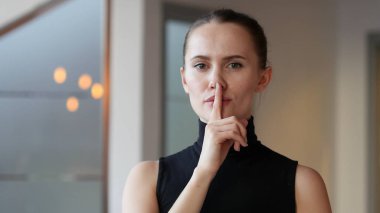 Sessizlik, ofis içinde kadın dudaklarında parmak