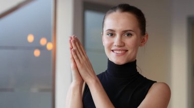 Güzel kadın ofiste, takdir alkışlar