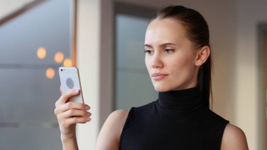 Akıllı telefon kullanma Office e-posta okuma, kadın