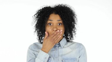 Şok, beyaz arka planda siyah kadın