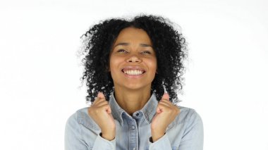 Beyaz arka planda siyah kadın hayran