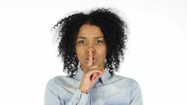 Sessizlik, siyah kadın tarafından dudaklarında parmak