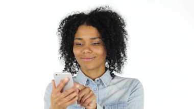 Akıllı telefon kullanan Afro Amerikan kadın