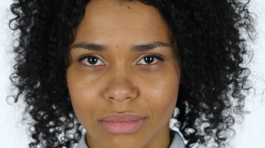 Genç Afro Amerikalı kadın yüzünü kapat