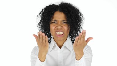 Bağırmak, kızgın Afro Amerikalı kadın beyaz arka plan