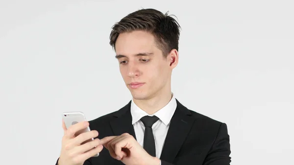 Homme d'affaires utilisant un smartphone — Photo